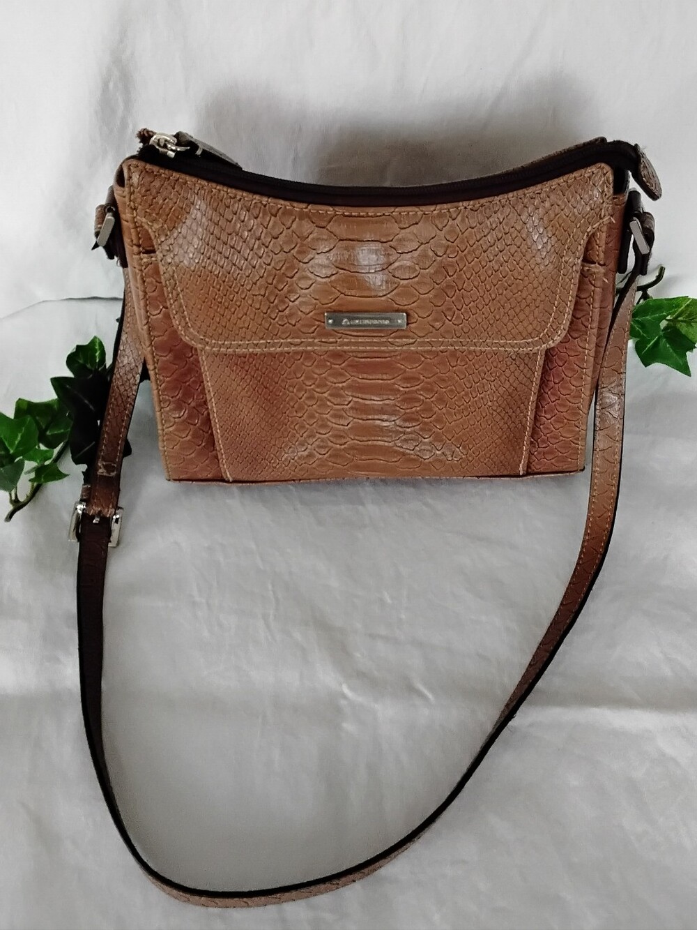 Vtg Liz Claiborne Tan Faux-Gator Skin Leather Crossbody Bag